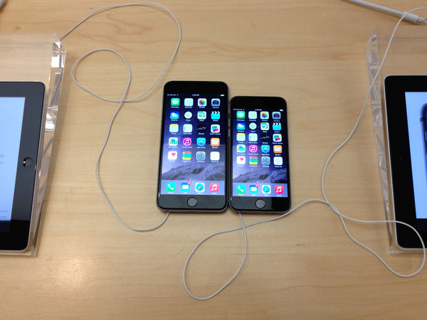iPhone 6 Plus next to iPhone 6